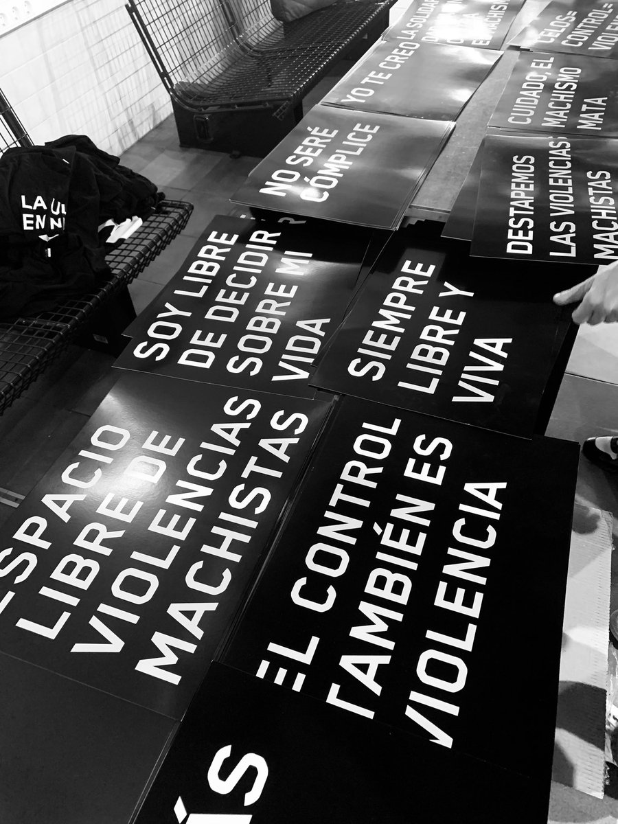 adriiru_'s tweet photo. Hoy la ULL se tiñe de negro con motivo del 25N, muchas estudiantes se han acercado al Aulario General César Manrique para participar en el mural con frases que representan lo que sienten sobre esta realidad. #mojoULL #LaULLenNegro #25N https://t.co/pULo9kIe2E