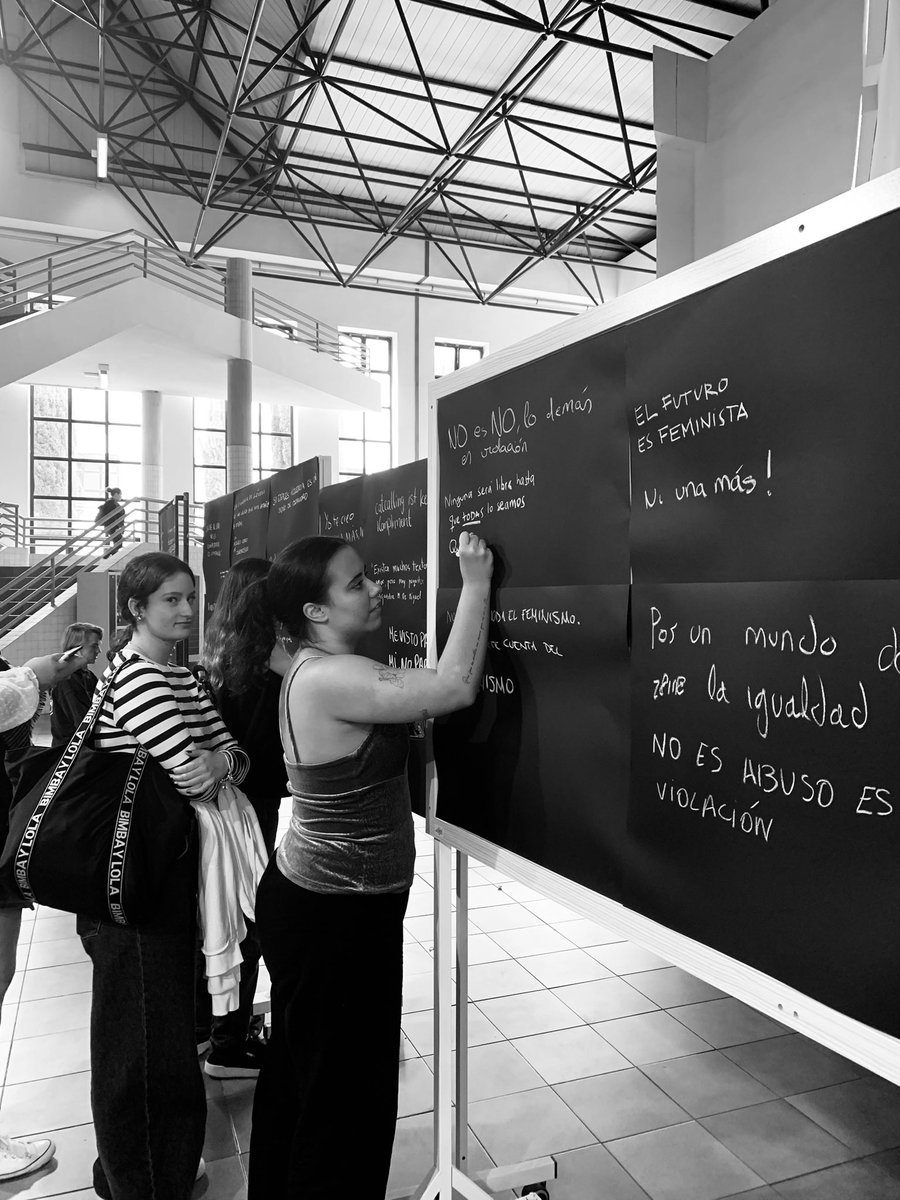 adriiru_'s tweet photo. Hoy la ULL se tiñe de negro con motivo del 25N, muchas estudiantes se han acercado al Aulario General César Manrique para participar en el mural con frases que representan lo que sienten sobre esta realidad. #mojoULL #LaULLenNegro #25N https://t.co/pULo9kIe2E