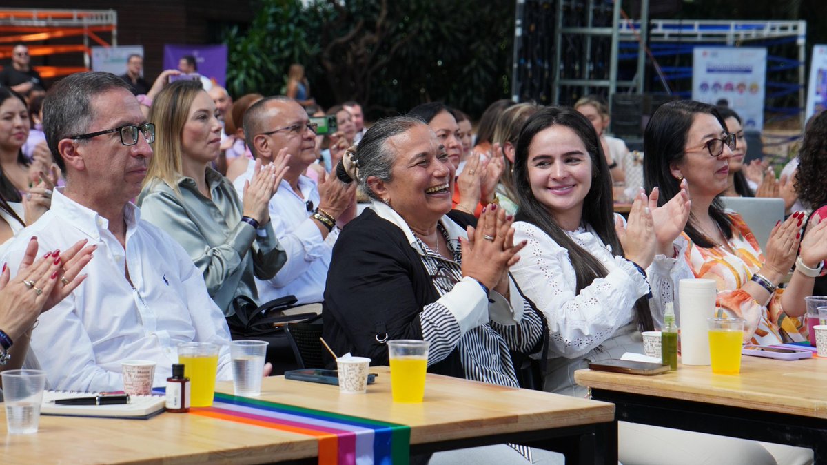 Supertransporte's tweet photo. En el 2° Congreso de #MujeresYTransporte en #Colombia que se realiza en #Medellin, la Superintendente @ayda_ospina recibió de la Ministra @Maria_Constanz_, un reconocimiento por su compromiso y aporte en el fortalecimiento y avance del sector transporte en el país. https://t.co/j62jntqxJJ