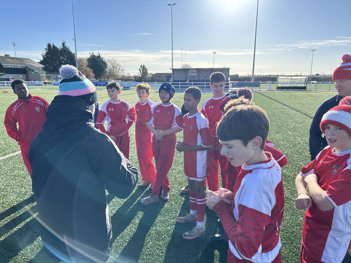 🏉 Our U13A rugby team had an amazing session at Oxford Harlequins RFC with expert coaching from UR7s 🙌 The boys learned new skills and showed fantastic teamwork. 💪 Big thanks to UR7s. Ready for the season 🔥 #SFOxfordRugby #UR7s #RugbySkills #SFOxfordSport #OxfordQuins