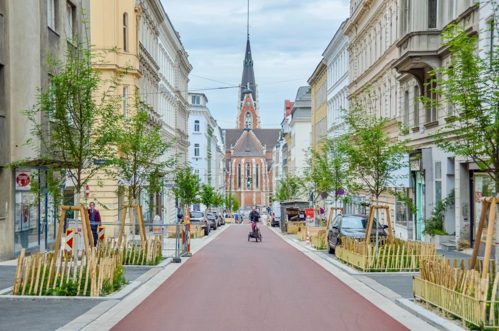 Jonathan Berk (@berkie1) on Twitter photo Vienna recently transformed 1.3km of Argentinierstraße, a central corridor in the heart of the City. By replacing some parking w/ seating & greenery, the street has been transformed into a place prioritizing pedestrians & cyclists while welcoming cars as guests.
📸 <a href="/modacitylife/">Melissa & Chris Bruntlett</a> Vienna recently transformed 1.3km of Argentinierstraße, a central corridor in the heart of the City. By replacing some parking w/ seating & greenery, the street has been transformed into a place prioritizing pedestrians & cyclists while welcoming cars as guests.
📸 <a href="/modacitylife/">Melissa & Chris Bruntlett</a>