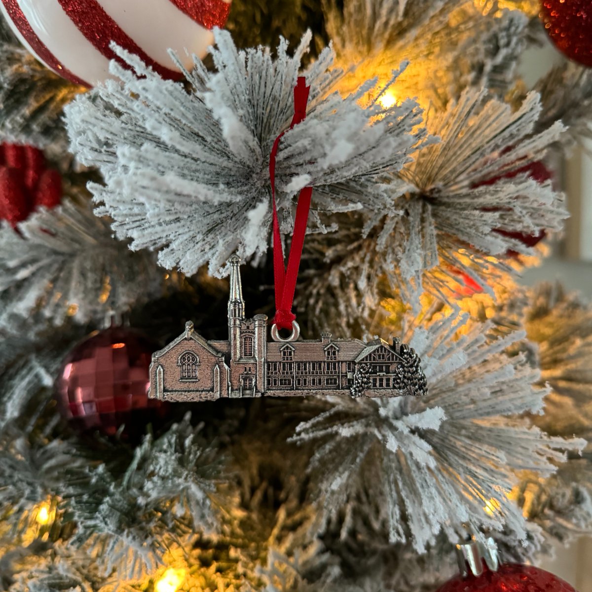 🎄 Celebrate the holiday season with a one-of-a-kind Huron University ornament, in partnership with the Rotary Club of London South!

Available for $25, get yours now: shop.huronu.ca/products/huron…