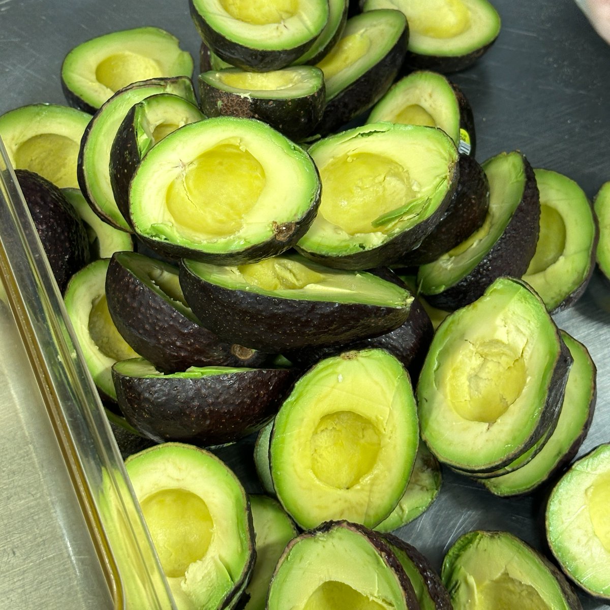 TacoTimeNW's tweet image. Making our own guacamole fresh every day takes a lot of muscle... and a lot of avocados. But we've never believed in half measures 🥑🌵🌮 #TacoTimeNW #FreshGuac