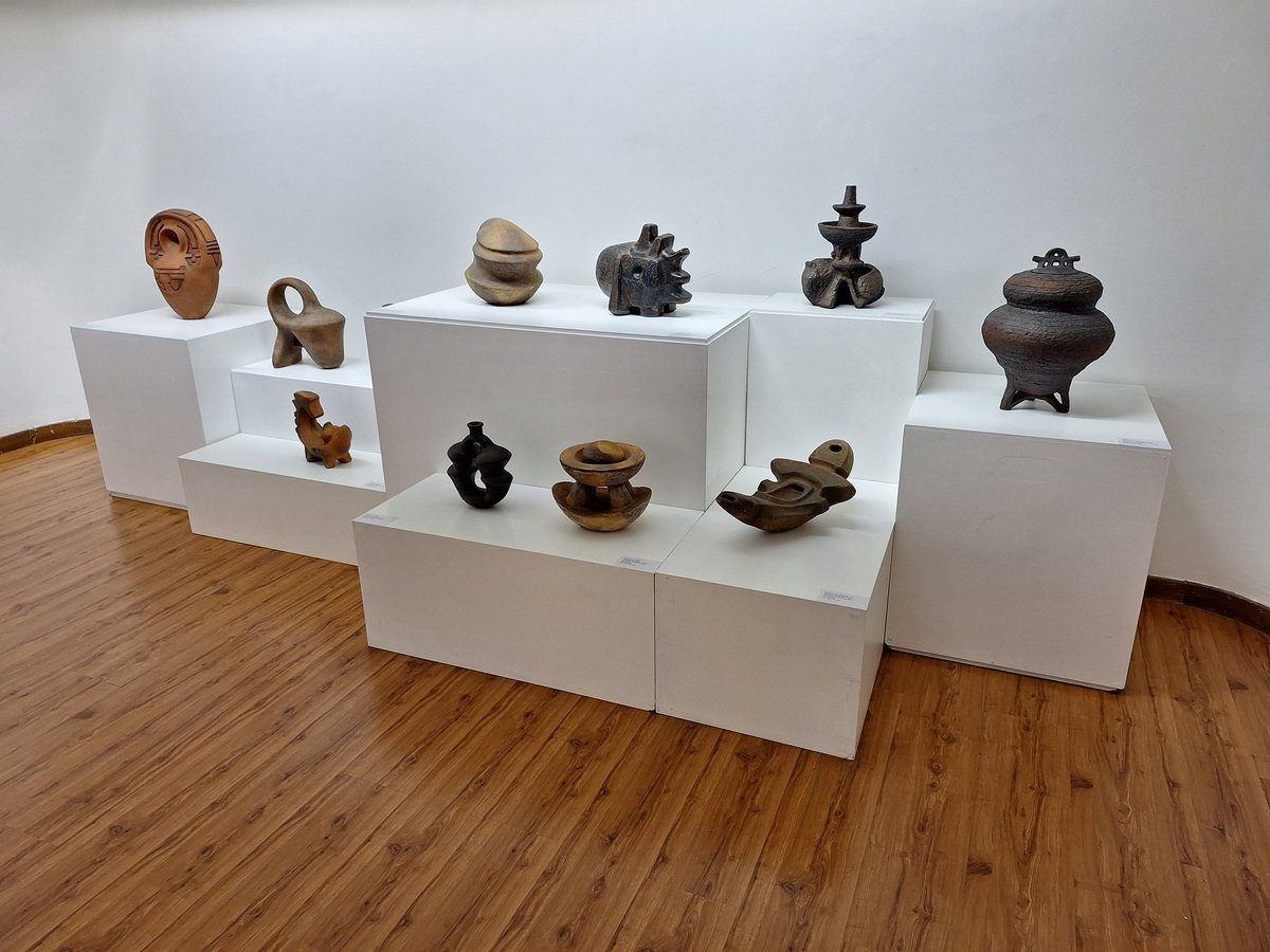 AguerreEnrique's tweet photo. Los invitamos a visitar la exposición "Alvar Colombo: homenaje a un maestro ceramista" que se exhibe en la Sala 3 del @MuseoMNAV
#MEC #DNC #MNAV #INAV #AlvarColombo @MEC_Uruguay @CulturaMEC @MuseosUruguay @INAVCulturaMEC @idpaysandu @Udelaruy https://t.co/eK3H1njhlp