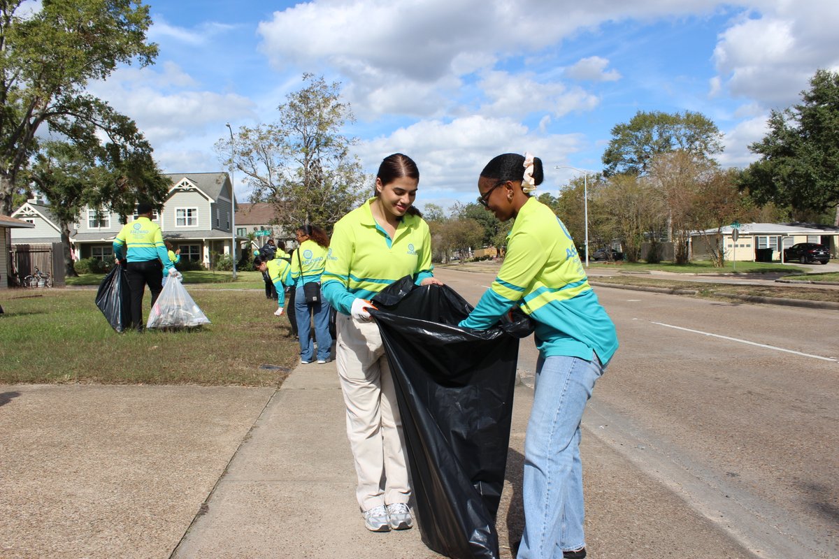 KHoustonB's tweet photo. The World Mission Society Church of God Young Adult Worker Group successfully cleared trash and restored the Oak Forest Park in the Oak Forest/Garden Oaks area. Over 80 volunteers came together, working side by side to keep our city clean and beautiful! https://t.co/UEgu1noWKX