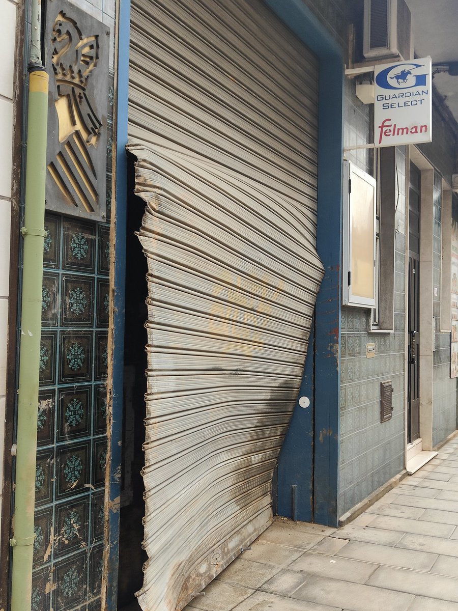 Sandrivaliente's tweet photo. Día 27: han abierto el Mercadona de Camí Real. Como el pan y la carne sólo los tenemos si nos los traen las familias, le he echado un pulso a mis ataques de pánico y allá que me he ido con mis 3 hijos pequeños.
Normalidad, diréis...
Venid conmigo, os mostraré nuestra normalidad👇🏽 https://t.co/0WE2mZibIv