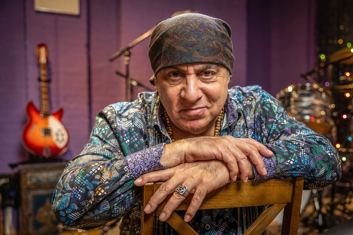 kylemeredith's tweet photo. For tonight's show, I'll be hanging with #LittleSteven, aka Steven Van Zandt to play and talk about his work with #BruceSpringsteen and the E Street Band.

#NikkiLane &amp; #SaintMotel also drop in and we'll put the spotlight on #Outlander for TV In The Radio.

6p ET on @WFPK https://t.co/TXZ8Fy3nKZ