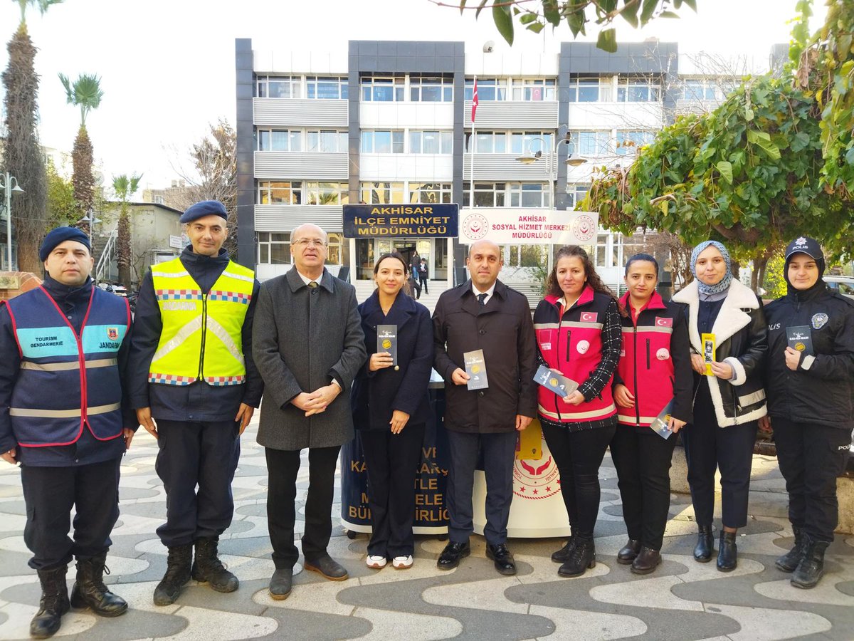 AkhisarKaym's tweet photo. Kaymakamımız Sayın Mustafa CAN  25 Kasım Kadına Yönelik Şiddetle Mücadele günü kapsamında Sosyal Hizmet Merkezi Müdürlüğü, İlçe Emniyet Müdürlüğü ve ilçe Jandarma Komutanlığı tarafından Tahir ÜN caddesinde düzenlenen KADES uygulaması ve broşür dağıtma etkinliğine katıldı. https://t.co/RYnaPN1dPv