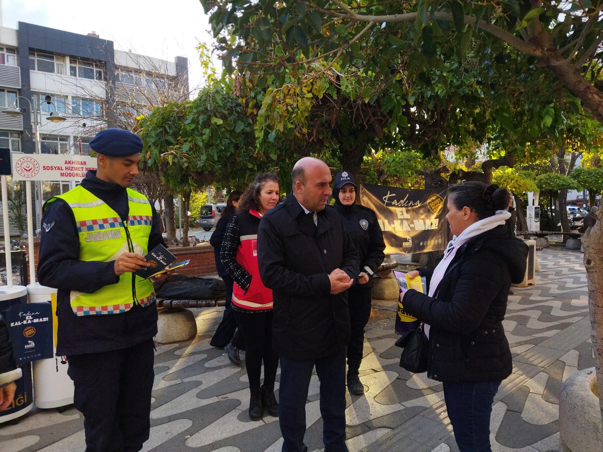 AkhisarKaym's tweet photo. Kaymakamımız Sayın Mustafa CAN  25 Kasım Kadına Yönelik Şiddetle Mücadele günü kapsamında Sosyal Hizmet Merkezi Müdürlüğü, İlçe Emniyet Müdürlüğü ve ilçe Jandarma Komutanlığı tarafından Tahir ÜN caddesinde düzenlenen KADES uygulaması ve broşür dağıtma etkinliğine katıldı. https://t.co/RYnaPN1dPv