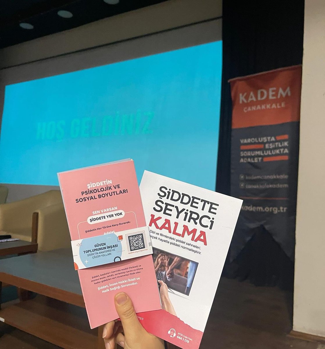 kademcanakkale's tweet photo. Programda il Temsilcimiz Özlem ATICI 25 Kasım Kampanya çalışmamız #şiddeteseyircikalma basın açıklamasını gerçekleştirdik. 🎞️

Gelibolu belediye başkanı Sn. Ali Kamil SOYUAK beyefendiye desteklerinden dolayı teşekkür ediyoruz.💐

#şiddeteseyircikalma https://t.co/bGIvRRimVi