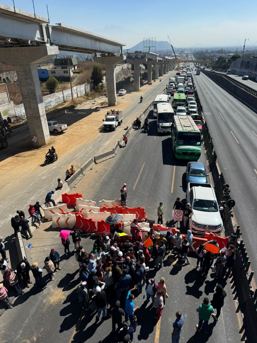 lajornadaonline's tweet photo. #DíaEnImágenes Vecinos de la alcaldía #Iztapalapa bloquean la autopista a Puebla, para protestar por una estación del #Trolebús elevado que quitaron y exigen se respeten los planos originales de la obra, en la #CDMX. 

Foto: Alfredo Domínguez https://t.co/NNPGbTaAVN