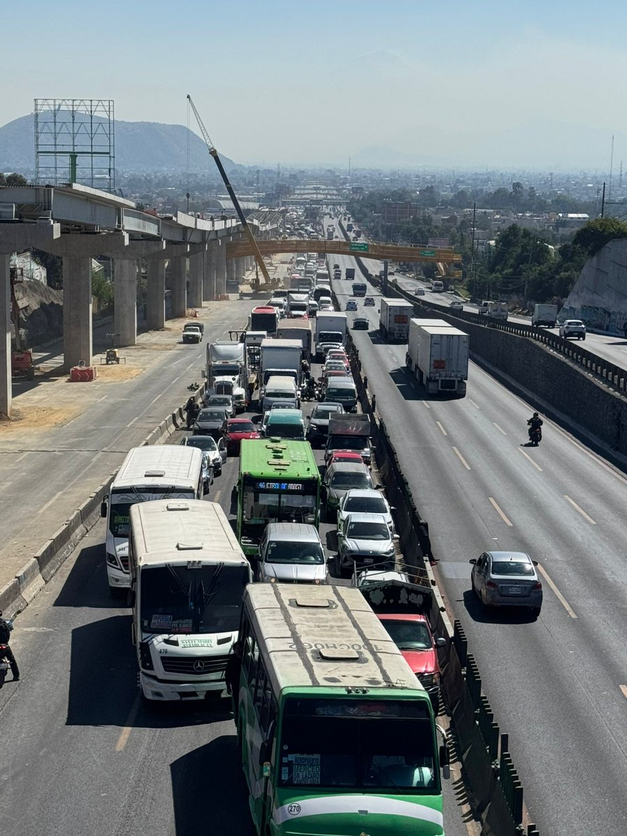 lajornadaonline's tweet photo. #DíaEnImágenes Vecinos de la alcaldía #Iztapalapa bloquean la autopista a Puebla, para protestar por una estación del #Trolebús elevado que quitaron y exigen se respeten los planos originales de la obra, en la #CDMX. 

Foto: Alfredo Domínguez https://t.co/NNPGbTaAVN