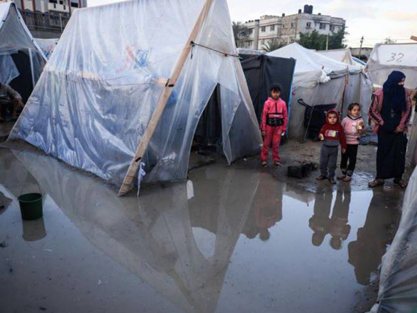 اللهُّمَّ إنَّ لنا في غزَّة أهلاً وإخواناً
لم تبقَ لهم بيوت
وحال خيامهم لا تخفى عليك
رحمتك بهم يا الله