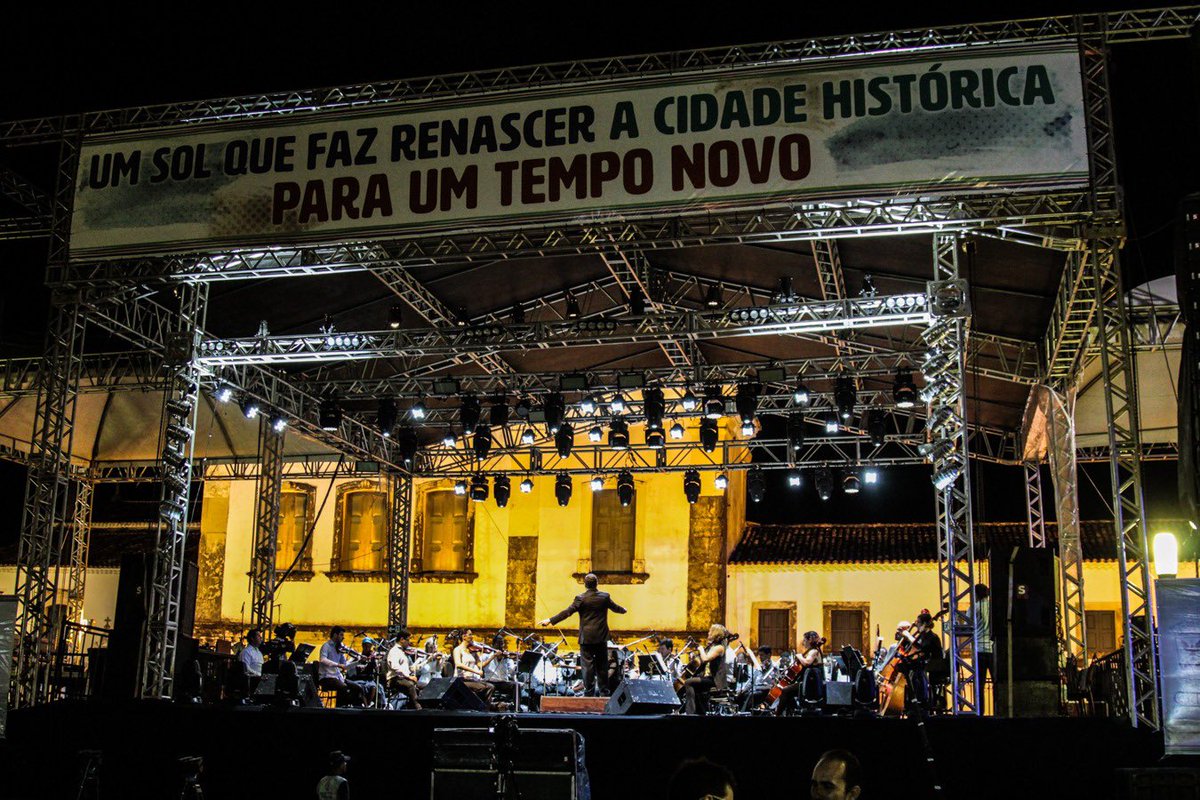 pradoinaciu's tweet photo. imagine o q essa galera enjoada que ta falando mal até do palco do fasc (que nem montado tá) ia dizer se soubessem desse palco de 2017 https://t.co/MnpTfL1mhS