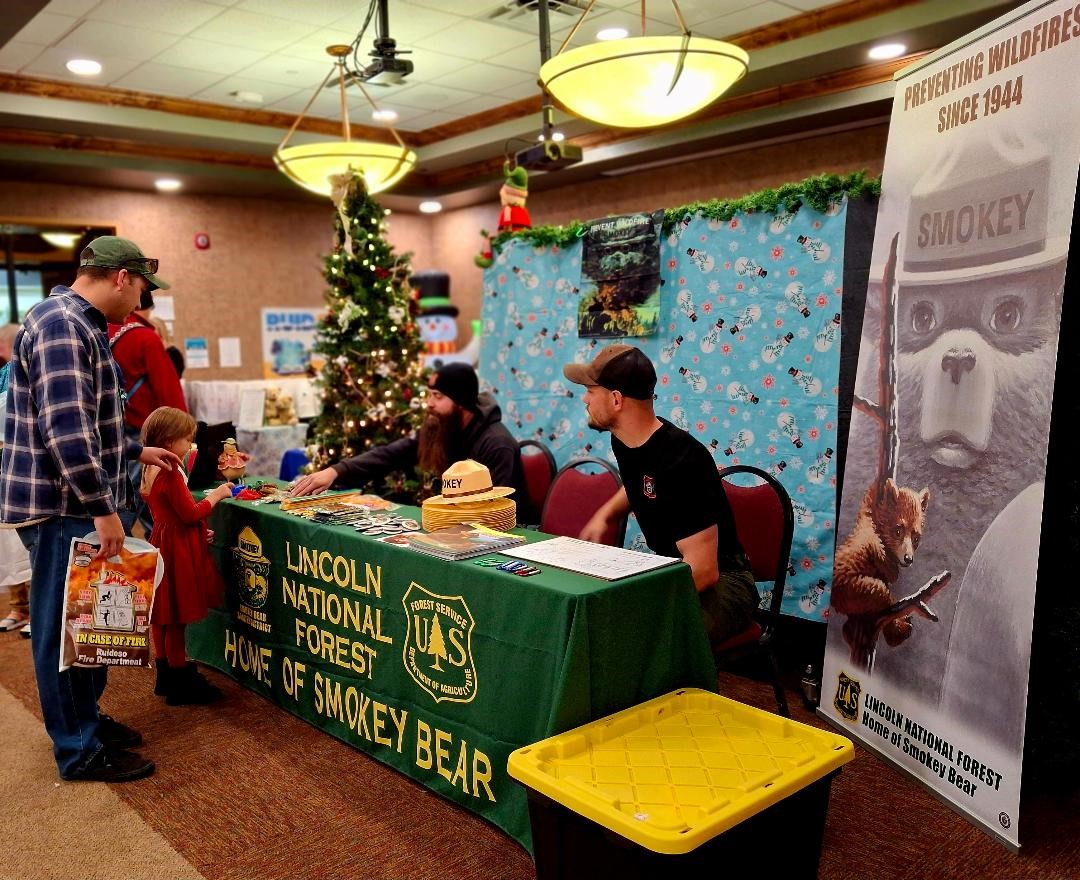 Lincoln_NF's tweet photo. Personnel from the Lincoln National Forest, along with Smokey Bear, had a great time joining in on the fun at the 37th Annual Ruidoso Christmas Jubilee, hosted by the Ruidoso Valley Greeters!
@VillageRuidoso 
#RuidosoChristmasJubilee #LincolnNationalForest #communitypartnerships https://t.co/HySyxH24OU