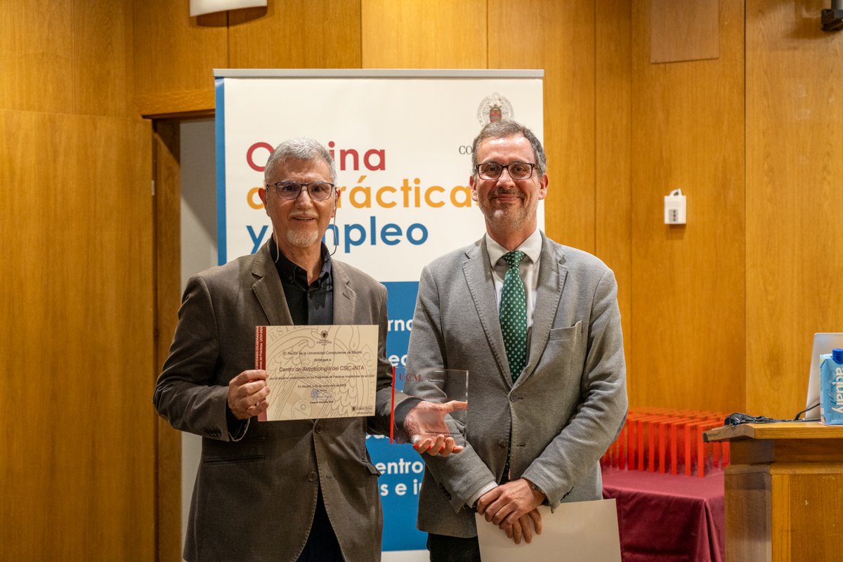 Centro Astrobiología (@c_astrobiologia) on Twitter photo La Universidad Complutense ha reconocido al <a href="/C_Astrobiologia/">Centro Astrobiología</a> del <a href="/CSIC/">CSIC</a> e <a href="/intaespana/">INTA</a> por su labor con los Programas de Formación. El premio fuer recogido por el Director del CAB, Dr Victor Parro. Mas info en la web de la <a href="/UniversidadCom1/">Universidad Complutense</a> La Universidad Complutense ha reconocido al <a href="/C_Astrobiologia/">Centro Astrobiología</a> del <a href="/CSIC/">CSIC</a> e <a href="/intaespana/">INTA</a> por su labor con los Programas de Formación. El premio fuer recogido por el Director del CAB, Dr Victor Parro. Mas info en la web de la <a href="/UniversidadCom1/">Universidad Complutense</a>
