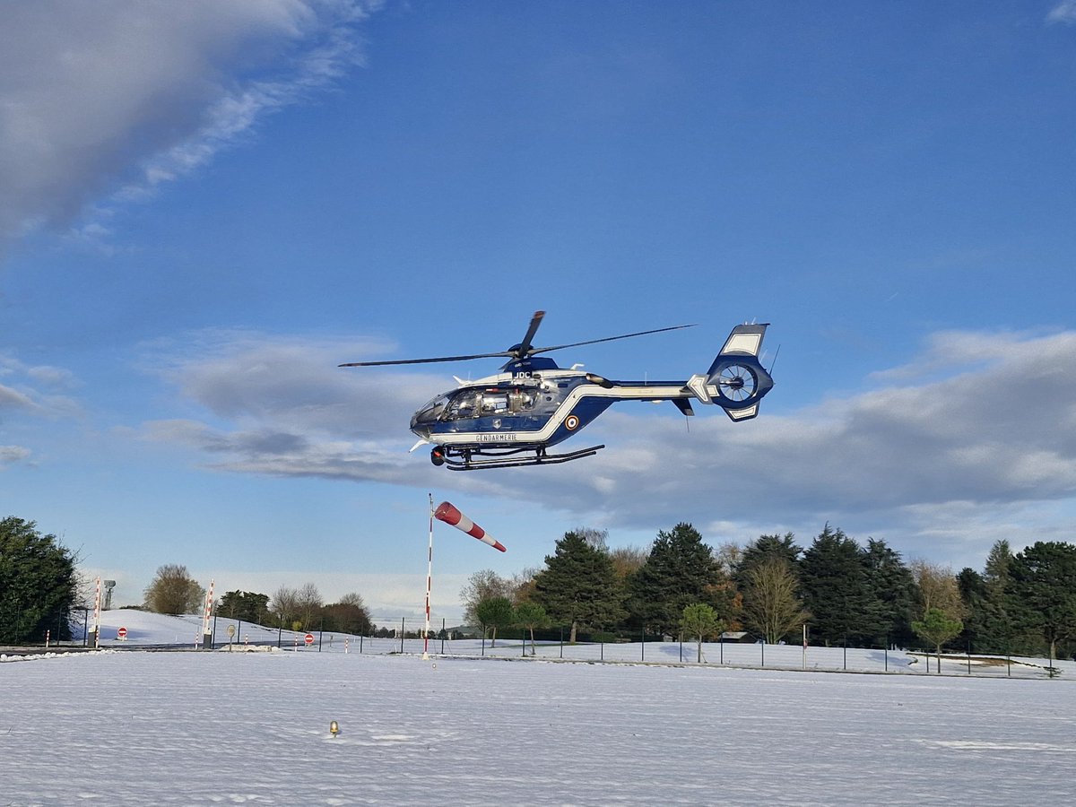 Forcesaeriennes's tweet photo. Quand la SAG de Villacoublay revêt son plus beau manteau blanc ❄️⛄️✨️.
#FAGN #neige #BA107 #forcesaeriennesgendarmerie https://t.co/tNH4zec5hL