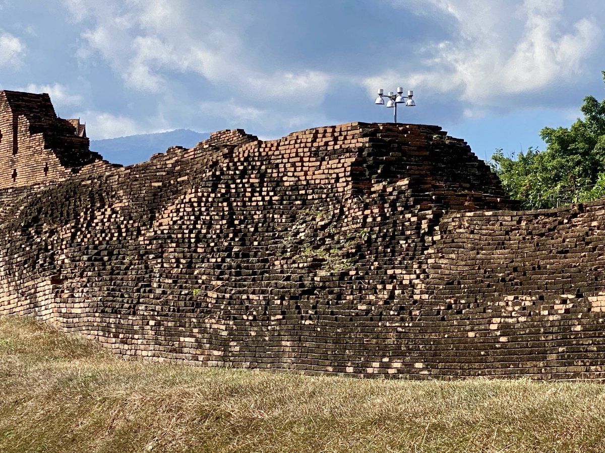 AnnMagayante's tweet image. #Chiang Mai #Thaïlande ( il y a 2 ans) Muraille construite par le roi Mengrai en 1296 pour se protéger  des invasions mongoles.