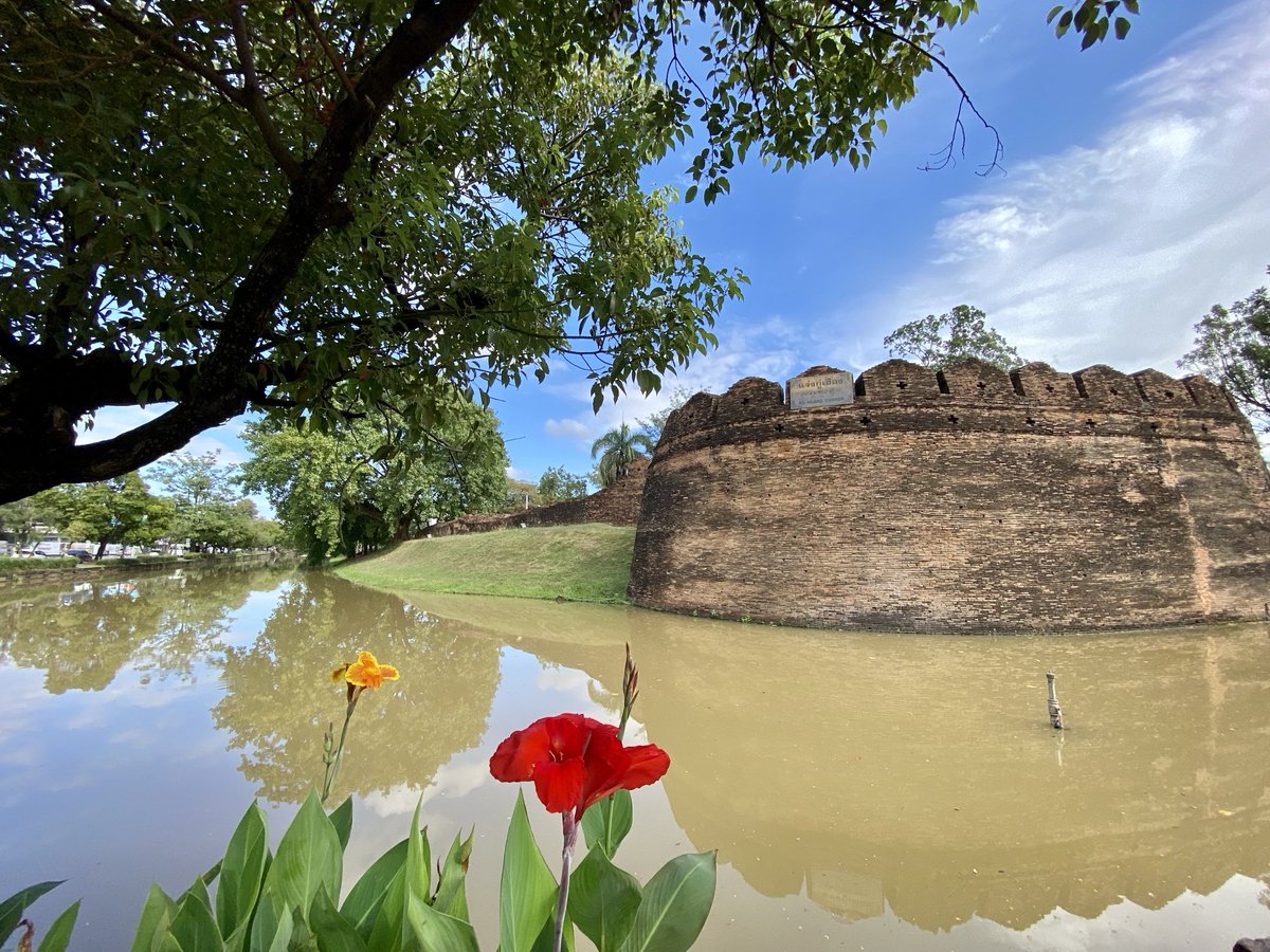 AnnMagayante's tweet image. #Chiang Mai #Thaïlande ( il y a 2 ans) Muraille construite par le roi Mengrai en 1296 pour se protéger  des invasions mongoles.