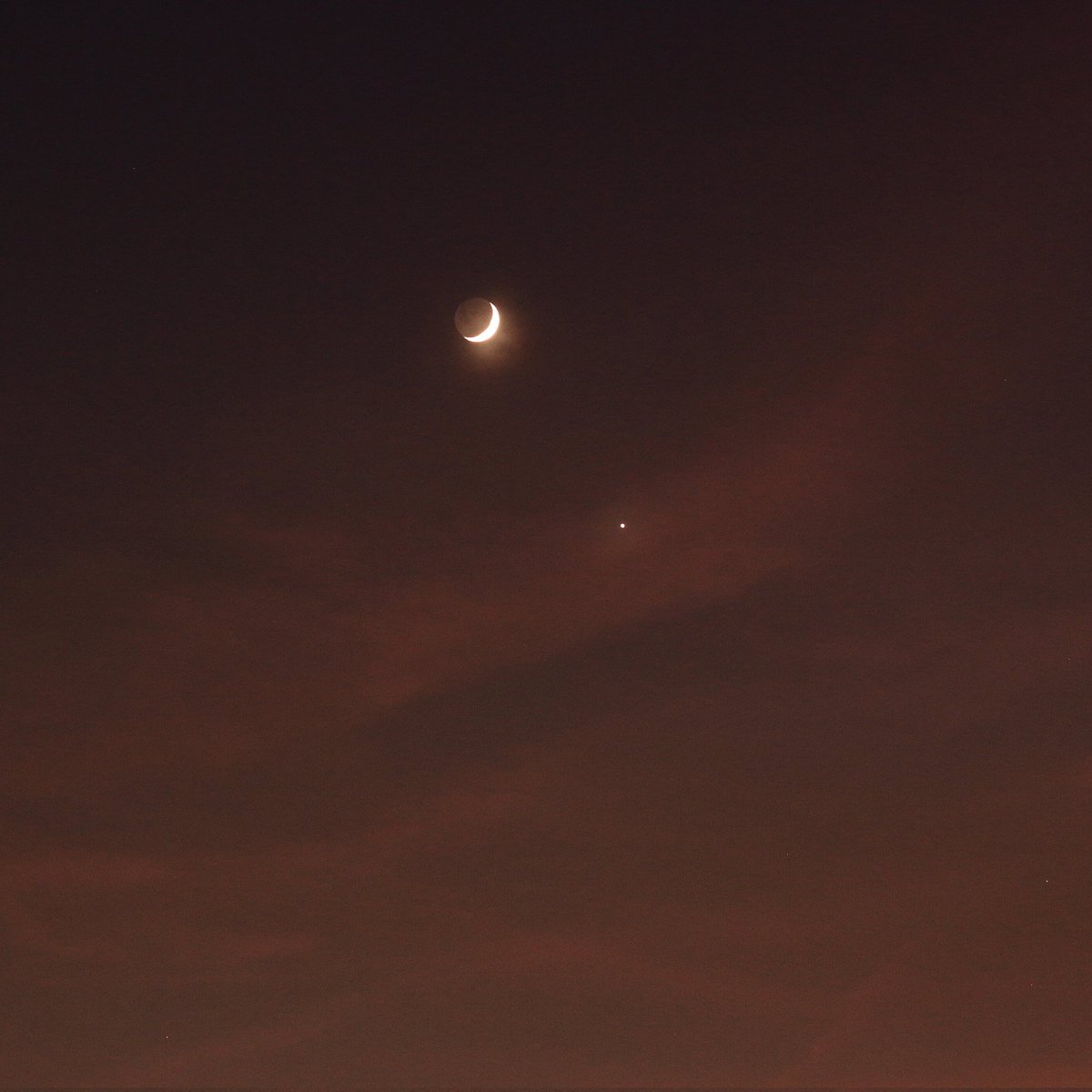 Moon4pics's tweet photo. Moon and Venus https://t.co/M9nG7JZBuo
