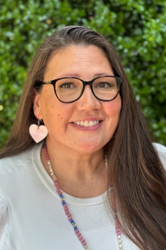 Congrats to Wunneanatsu Lamb-Cason, educator at Riverbend High in VA and 2024 National History Teacher of the Year! A Schaghticoke Nation member, she champions #Indigenous studies &amp; innovative history education. Read her story: bit.ly/3NCmLqP #IndigenousTeachers