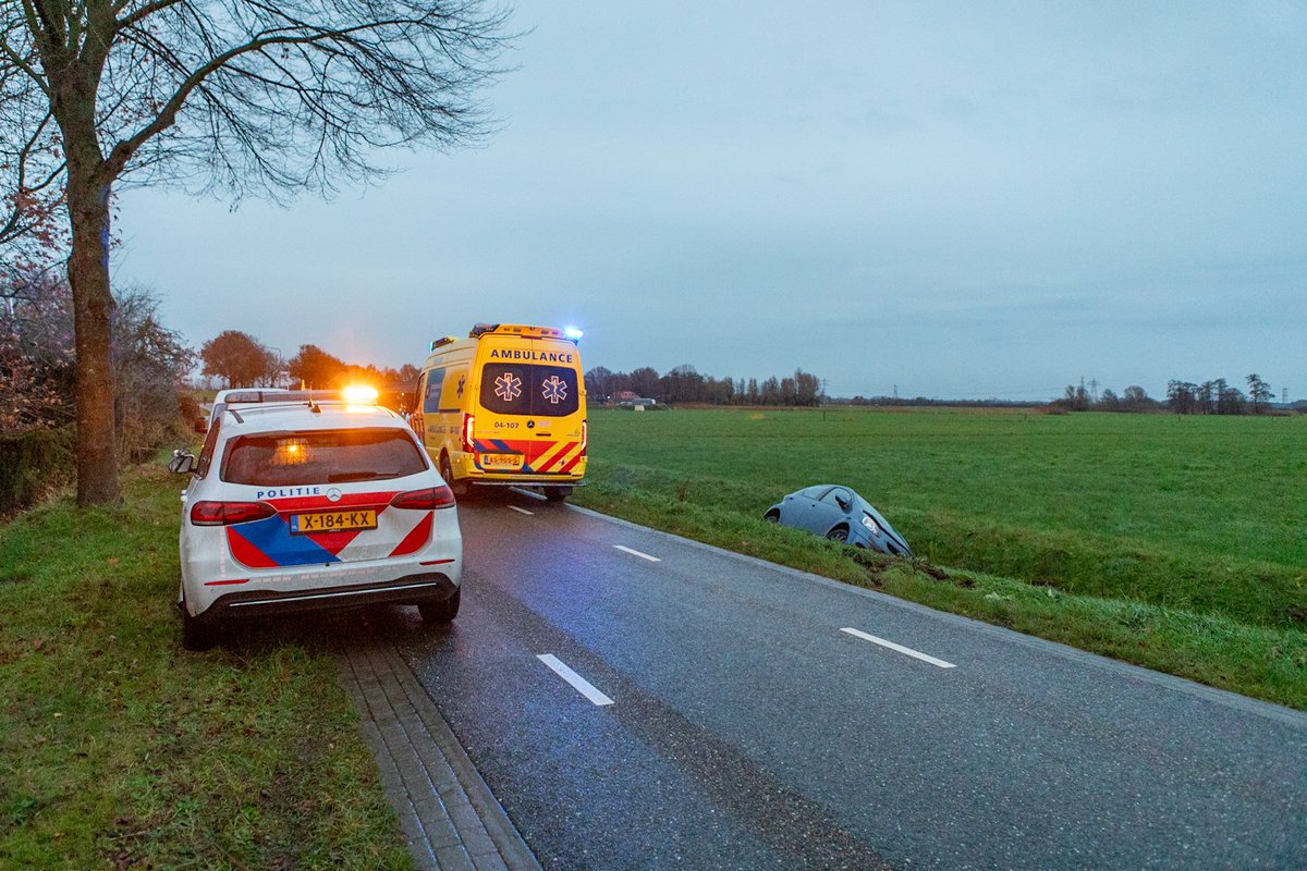 RubenMeinten's tweet photo. Een automobiliste is maandag met haar auto in een sloot beland op de Maatgravenweg in Zwolle nadat ze uitweek voor een fietser. Niemand raakte gewond.

Het ongeval gebeurde omstreeks 16.30 uur. De vrouw kon uit haar auto komen en is nagekeken door een ambulanceverpleegkundige. Ze hoefde niet mee naar het ziekenhuis. Haar auto is door een berger uit de sloot gehaald en afgesleept.

Lees verder bij @1ZwolleNL : https://t.co/fP1CQqEKng

#Zwolle #Nieuws