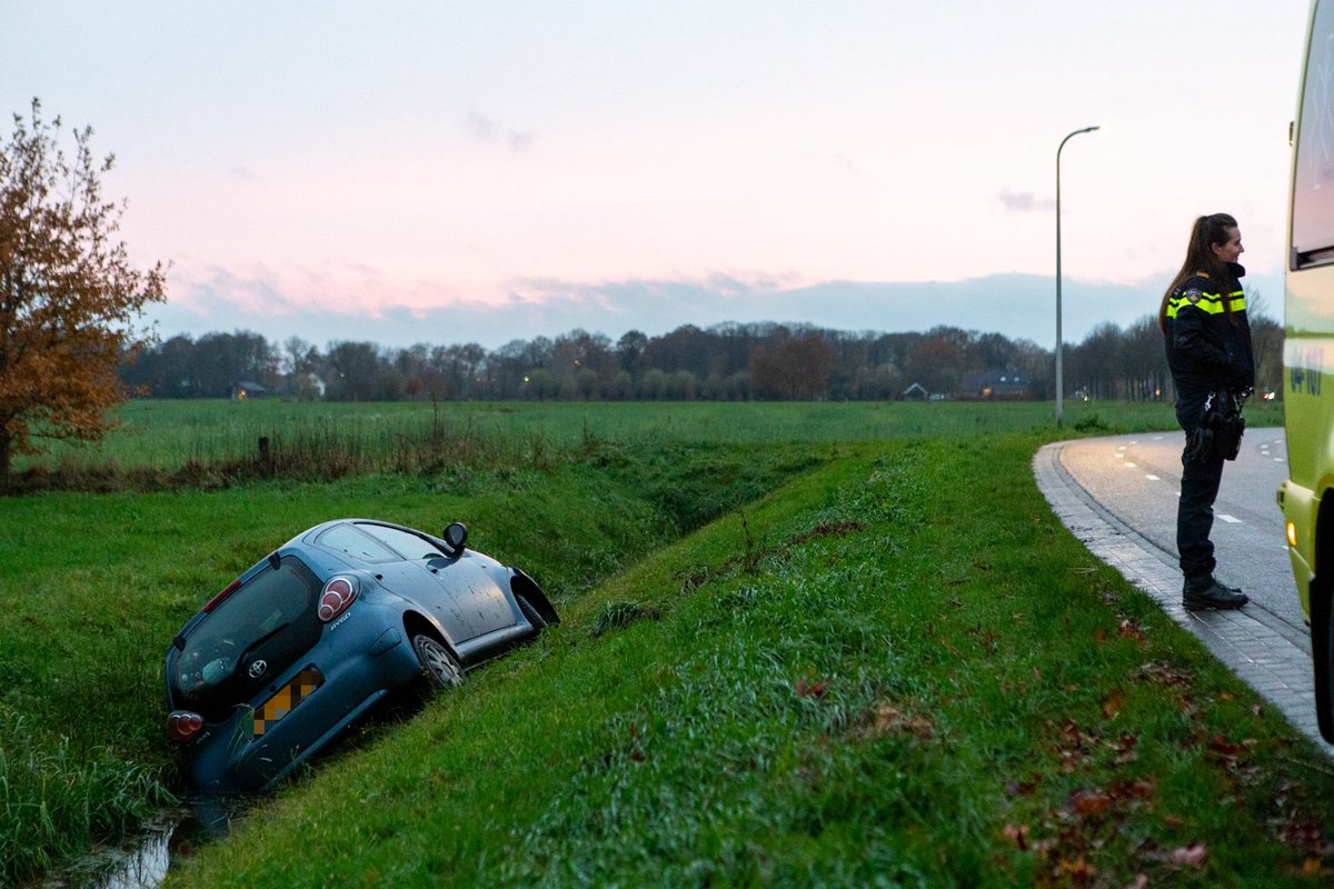 RubenMeinten's tweet photo. Een automobiliste is maandag met haar auto in een sloot beland op de Maatgravenweg in Zwolle nadat ze uitweek voor een fietser. Niemand raakte gewond.

Het ongeval gebeurde omstreeks 16.30 uur. De vrouw kon uit haar auto komen en is nagekeken door een ambulanceverpleegkundige. Ze hoefde niet mee naar het ziekenhuis. Haar auto is door een berger uit de sloot gehaald en afgesleept.

Lees verder bij @1ZwolleNL : https://t.co/fP1CQqEKng

#Zwolle #Nieuws