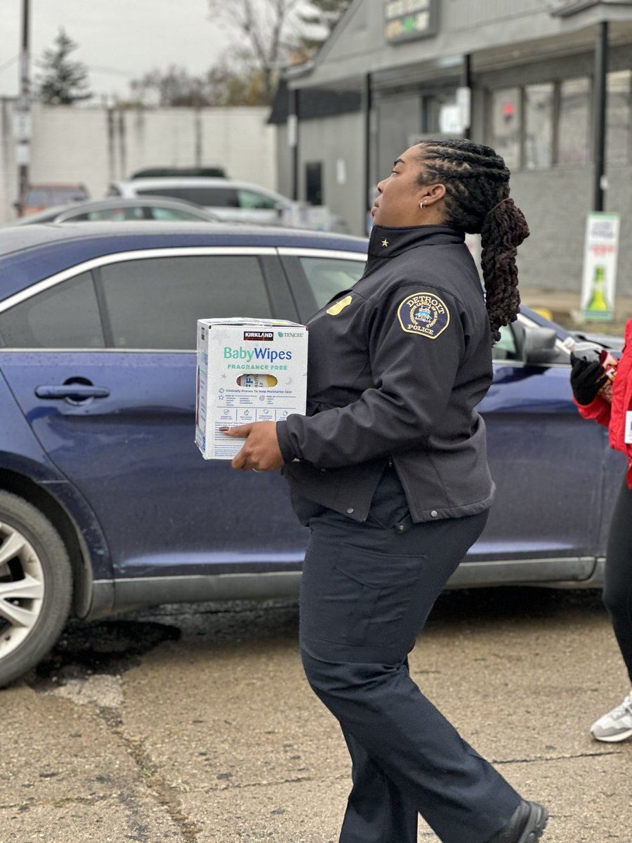 Turkey Giveaway Season isn’t over yet! 🦃

This morning, our Neighborhood Police Officers assisted Cody Rouge Community Action Alliance with their giveaway today at Westwood Fresh Market! 

#sensationalsixthprecinct