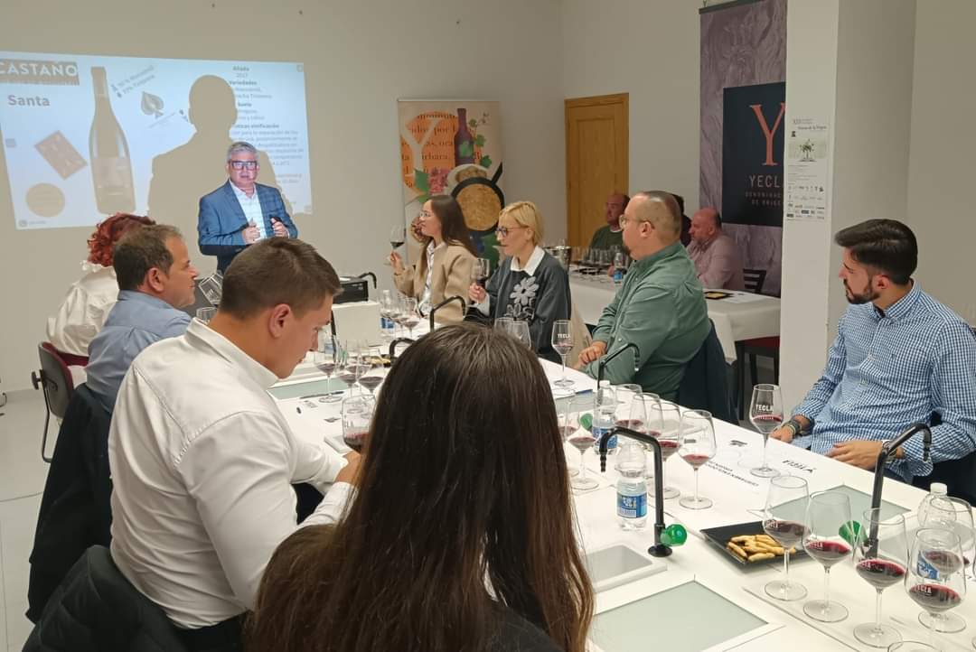 fondillon's tweet photo. Así se vivió mi "🍷 Concurso de catadores amateur de vinos de Yecla" y posterior ponencia "Paisajes líquidos. Los vinos de Azorín" dentro del XIII Certamen Enológico "Fiestas de la Virgen" 
Gracias por hacerlo posible.
#Yecla #Turismo #Enoturismo https://t.co/nYNhofJBrj