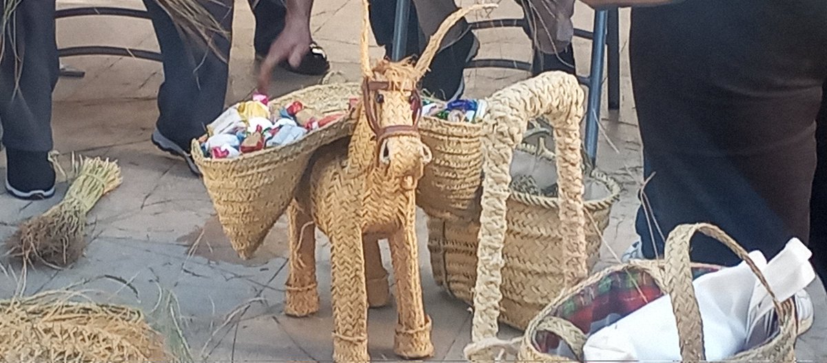 CortijoabueloP's tweet photo. Cada vez se ven más #refajonas en eventos de #almeria
Hay que sacar a lucir nuestra identidad.
No somos ni sevillanos ni cordobeses.
Nuestros trajes típicos no son el de flamenco ni el de sevillana.
Tenemos una cultura muy rica 
No renunciemos a ella
Día del aceite en #canjayar https://t.co/11NRaKS4mw
