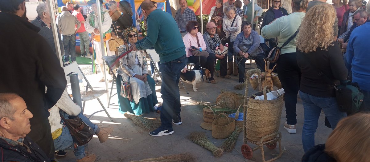 CortijoabueloP's tweet photo. Cada vez se ven más #refajonas en eventos de #almeria
Hay que sacar a lucir nuestra identidad.
No somos ni sevillanos ni cordobeses.
Nuestros trajes típicos no son el de flamenco ni el de sevillana.
Tenemos una cultura muy rica 
No renunciemos a ella
Día del aceite en #canjayar https://t.co/11NRaKS4mw