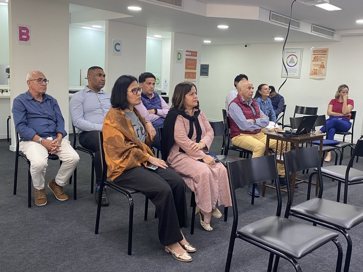 ConsulMexRio's tweet photo. En el marco del #25N, la académica Rafaela Lopes 🇧🇷 compartió con el personal del @consulmexrj los resultados de su investigación en Chiapas sobre las situaciones de #violenciacontralasmujeres y la comparación con Ceará, su estado natal. https://t.co/2PLWkBEXhE