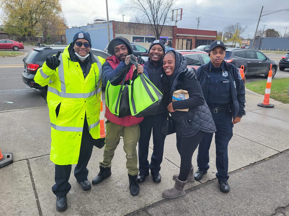 GOBBLE GOBBLE 🦃 

 The Neighborhood Police Officers were happy to assist with several turkey giveaways with St. Suzanne Cody Rouge Community Resource Center, CNS Healthcare - Michigan, and District 7’s Fred Durhal III!  

#sensationalsixthprecinct
