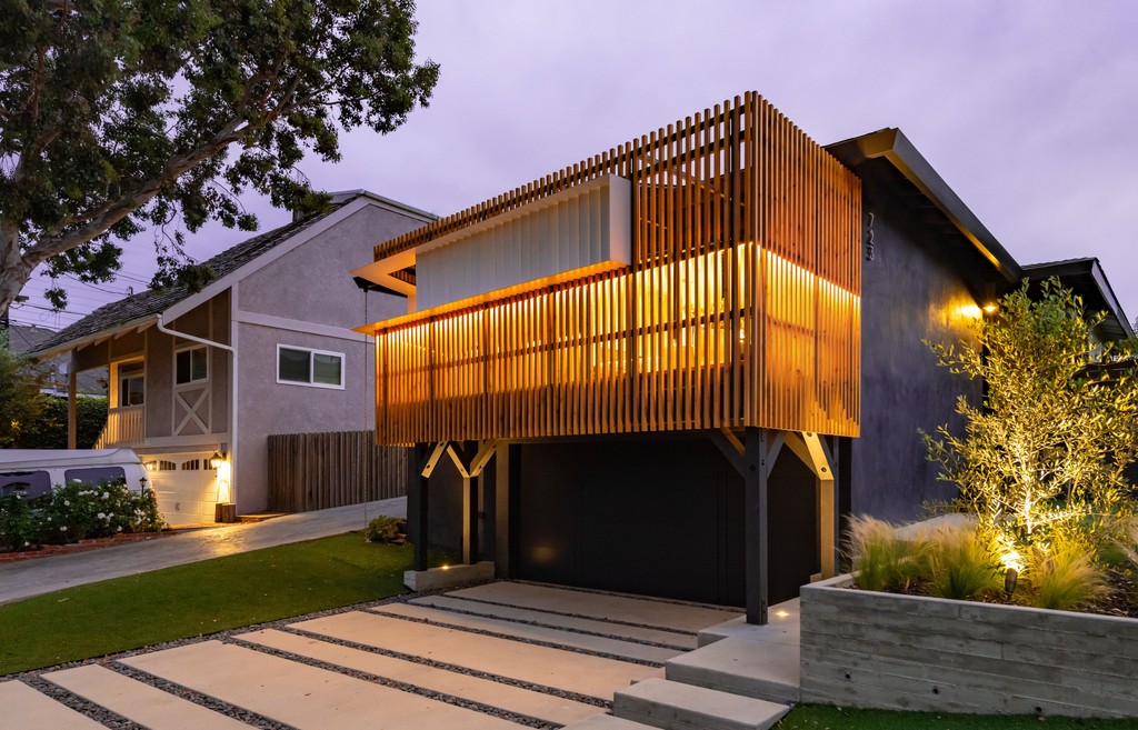 In dense LA neighborhoods, we often have to think creatively to add outdoor space to an existing home.

We added a private front extension to this El Segundo Seaside home that invites the sea breeze into the entire house, filtering through the new cedar vertical screen.