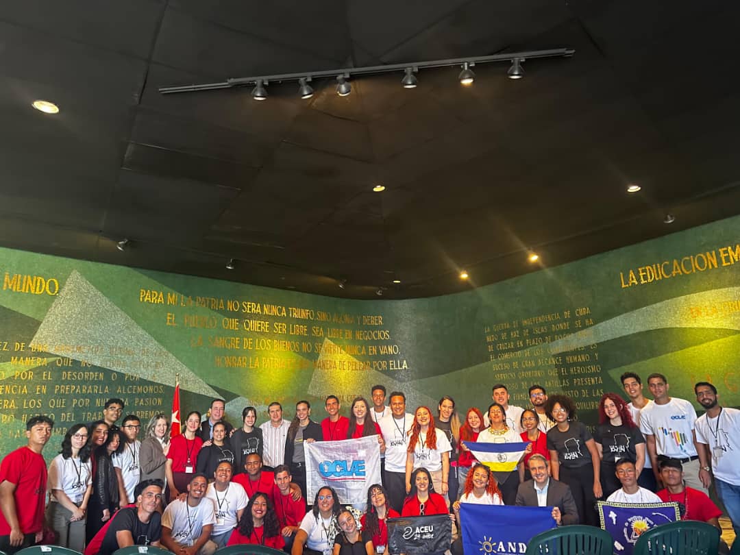 FeuCuba's tweet photo. 🇨🇺Acto de Inicio de la 2da Escuela de la Organización Continental Latinoamericana y Caribeña de Estudiantes (OCLAE) 🌐, en Homenaje al Cdte.Fidel Castro Ruz⛰️ en el Memorial José Martí .
#latinoamerica
#piedelucha
#AquíEstoyYo
#HastaLaVictoriaSiempre https://t.co/aBcjlAxSqL