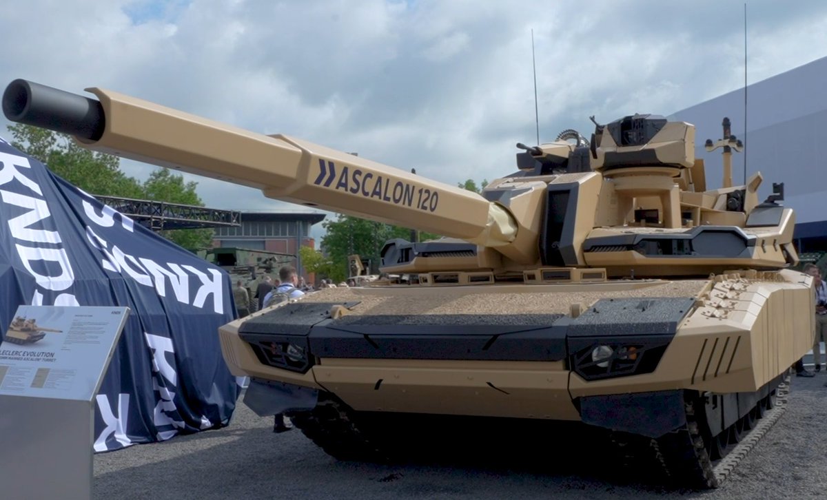 KNDS_France's tweet image. Le concept à quatre membres d’équipage du #Leclerc Evolution est adapté aux dernières menaces du champ de bataille. Grâce notamment à la technologie #ASCALON® qui permet le remplacement facile de son canon de 120mm par un calibre supérieur jusqu’à 140mm, sa tourelle habitée