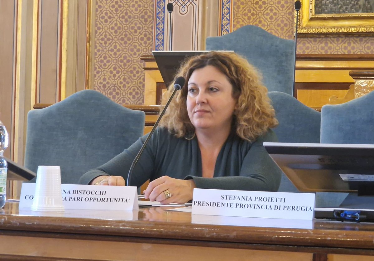 slcoreabisto's tweet photo. Nella Giornata Internazionale contro la violenza sulle donne la Provincia di Perugia e la Consigliera di Parità 𝐄𝐥𝐞𝐧𝐚 𝐁𝐢𝐬𝐭𝐨𝐜𝐜𝐡𝐢 hanno accolto 80 studenti del Liceo Artistico Bernardino di Betto e dell’Istituto Superiore G. Bruno #25novembre #OrangeTheWorld https://t.co/bbBQaNYgeA
