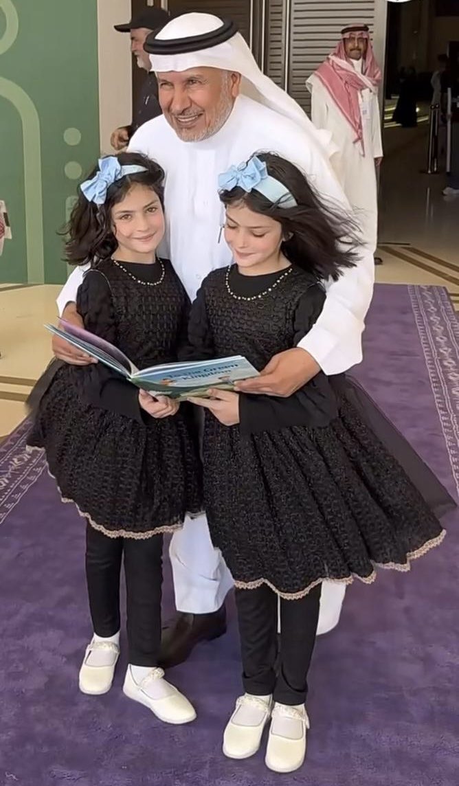 وأنا أُباهي فيك أنكَ والدي .. 

الله يحفظك لنا يا فخرنا ..