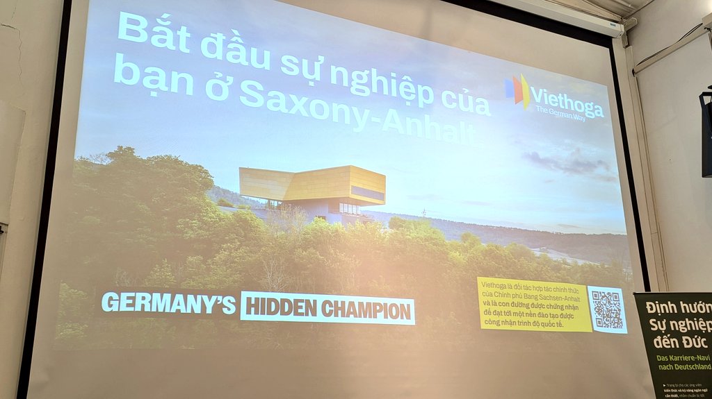 💪🏼  #SachsenAnhalt kann's halt!  Mit der #Dehoga und der IMG unterstützen wir junge Menschen in #Vietnam, Deutsch zu lernen &amp; sich auf den deutschen Arbeitsmarkt vorzubereiten. Denn: Sprache ist der Schlüssel für Integration &amp; Chancen.
▶️ Zur PM: mwl.sachsen-anhalt.de/news-detail/mo…