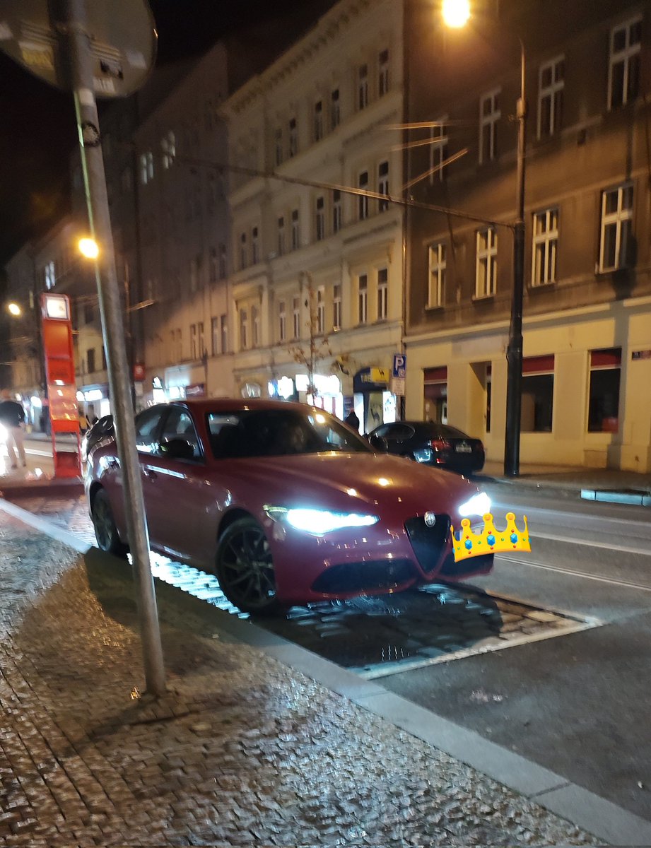 Soleil_cz's tweet photo. Jsi spjatý s tou přírodou, udržitelný život a tak ... A pak vylezeš naboso, v šortkách a lehkém tričku z Dhaby (bo vegetarián, že jo) rovnou do své Alfy Romeo, kterou zaparkuješ přímo před vchodem. A tvé jméno je ... Petr Vachler 🤦🏻♀️ #paradoxy #prostekral https://t.co/HGUTzEfu3r