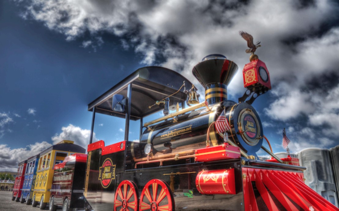 All aboard! Book a ride on our Holiday Train this Thanksgiving weekend. Advance tickets available for Village Lighting Celebration attendees: loom.ly/2oyEi10