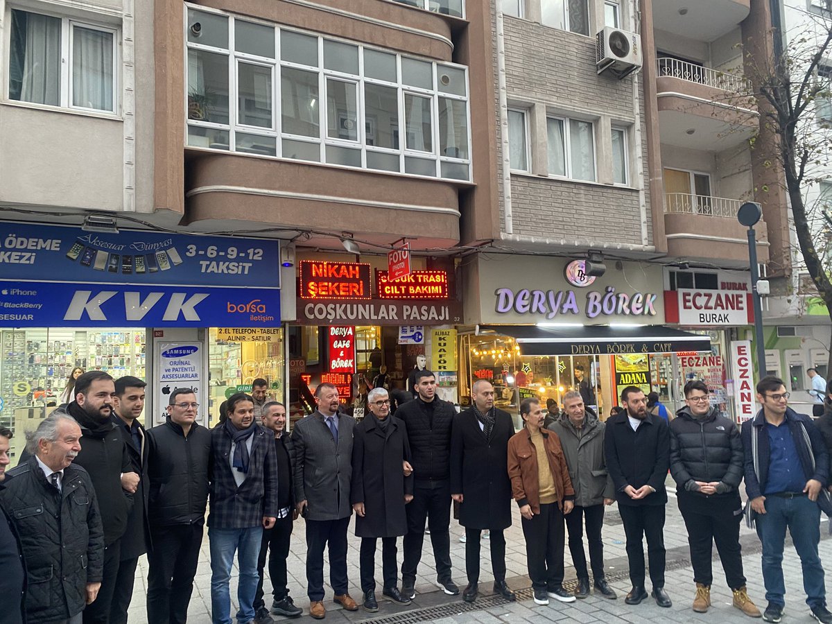 CHP Avcılar Kadın Kolları Kadına şiddet’i protesto ettti. Erkekler de destek verdi.