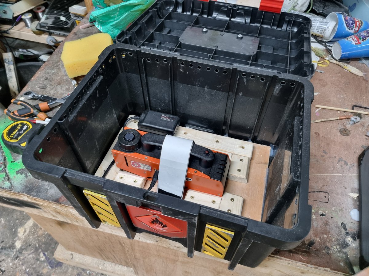 1/2: A custom variant of the #Phalanx strongbox with alternate fire hazard detailing. Modified to create a "seeping" smoke effect. March 2024

Stencil design contributed by @cosmos_props (IG)

#maker #DIY #props #box #themepark #show #electronics #motor #altontowers #phalanx