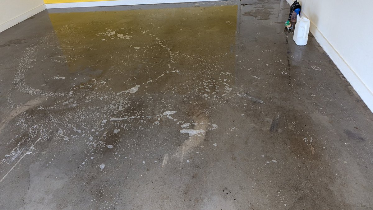 KrishBhargav's tweet photo. Garage floor repainting project... Weekend timepass avvakapothe ala set chesa 😎 different stages of treatment and final product .. #Selfpat https://t.co/HtLWVamdwt
