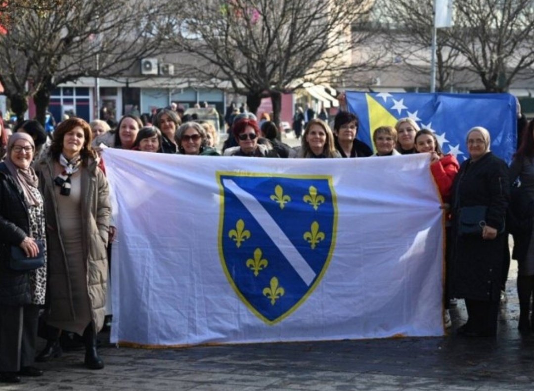 aleksandarCBL's tweet photo. Muslimani poslali žene da provociraju Srbe u Banjaluci, a Srbe boli kurac za njima.. https://t.co/6Hh4jiYAoB