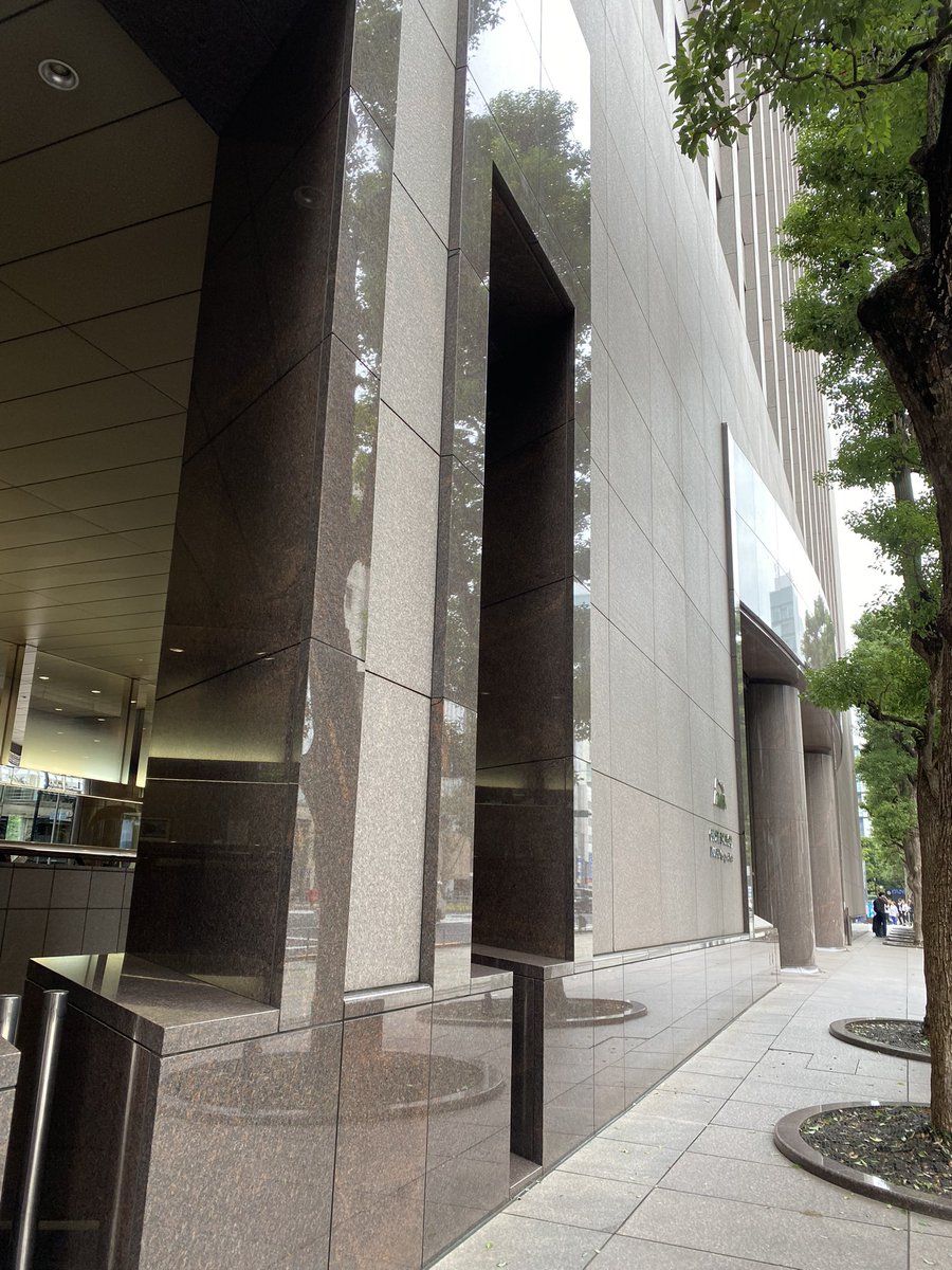 chatterbox_tko's tweet photo. こんなピカピカなのに
こんなでかいのに
しれっと壊してもいいの？SDGsとは間違っても言えまい

この規模のビルが40年足らずで建て替えられてたら環境なんか守れない

#伊藤忠商事本社ビル 
#神宮外苑いちょう並木 
#神宮外苑 
#東京名所 
#青山散歩 
#三井不動産 
#小池百合子 
#公園破壊
#公園没収 https://t.co/dcSYogYirw