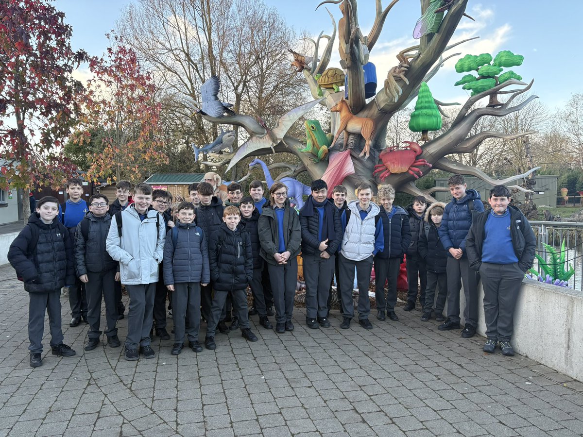 MoyleParkArt's tweet photo. What a great start to the week ! 1st year students spent a sunny day sketching in Dublin zoo thanks to @jcsplibraries ! A big thank you also to Mr Roche &amp; Fiona for assisting on the trip ✏️🐻🐗🐍🦆 @moylepark https://t.co/16ZoxWF0RL