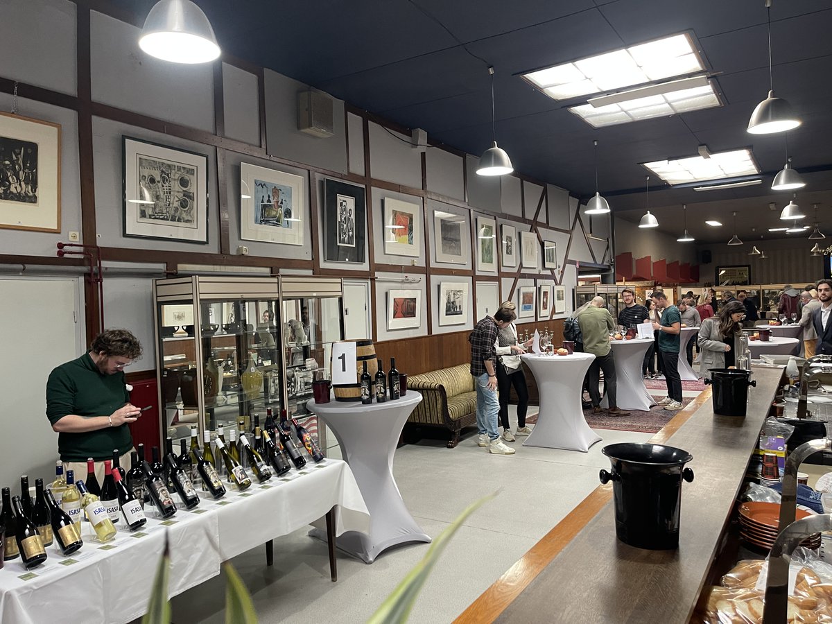 Hessinksauction's tweet photo. VIP viewing day at Hessink's together with a wine event organised by @maisondelfant a smashing success.

#Auction #veiling #auktion #viewingday #kijkdag #art #kunst #modernart #contemporaryart #interiordesign #artdeco #artnouveau https://t.co/F7gFN4As9z
