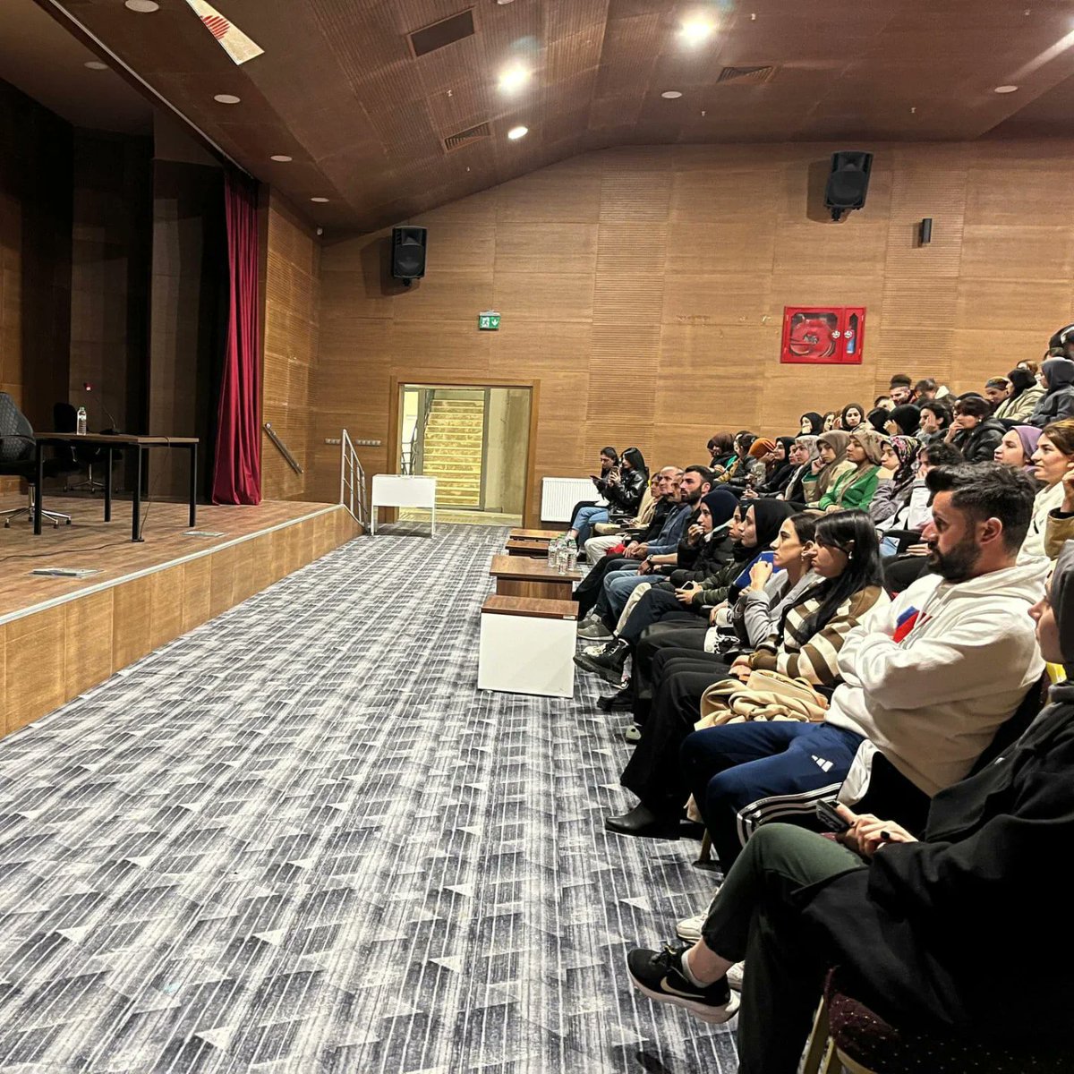 GSB_Hakkari's tweet photo. KYK yurtlarımızda kalan  öğrencilerimizin vize sınavları öncesi keyifli dakikalar geçirmeleri amacıyla İyilik Hareketi Derneğinin Genel Başkanı Sayın Kasım Alper Özdemir'in katılımıyla Söyleşi ve Şiir Dinletisi gerçekleştirildi

@OA_BAK
@gencliksporbak
@alicelik_64 https://t.co/fbMDtqQGNk