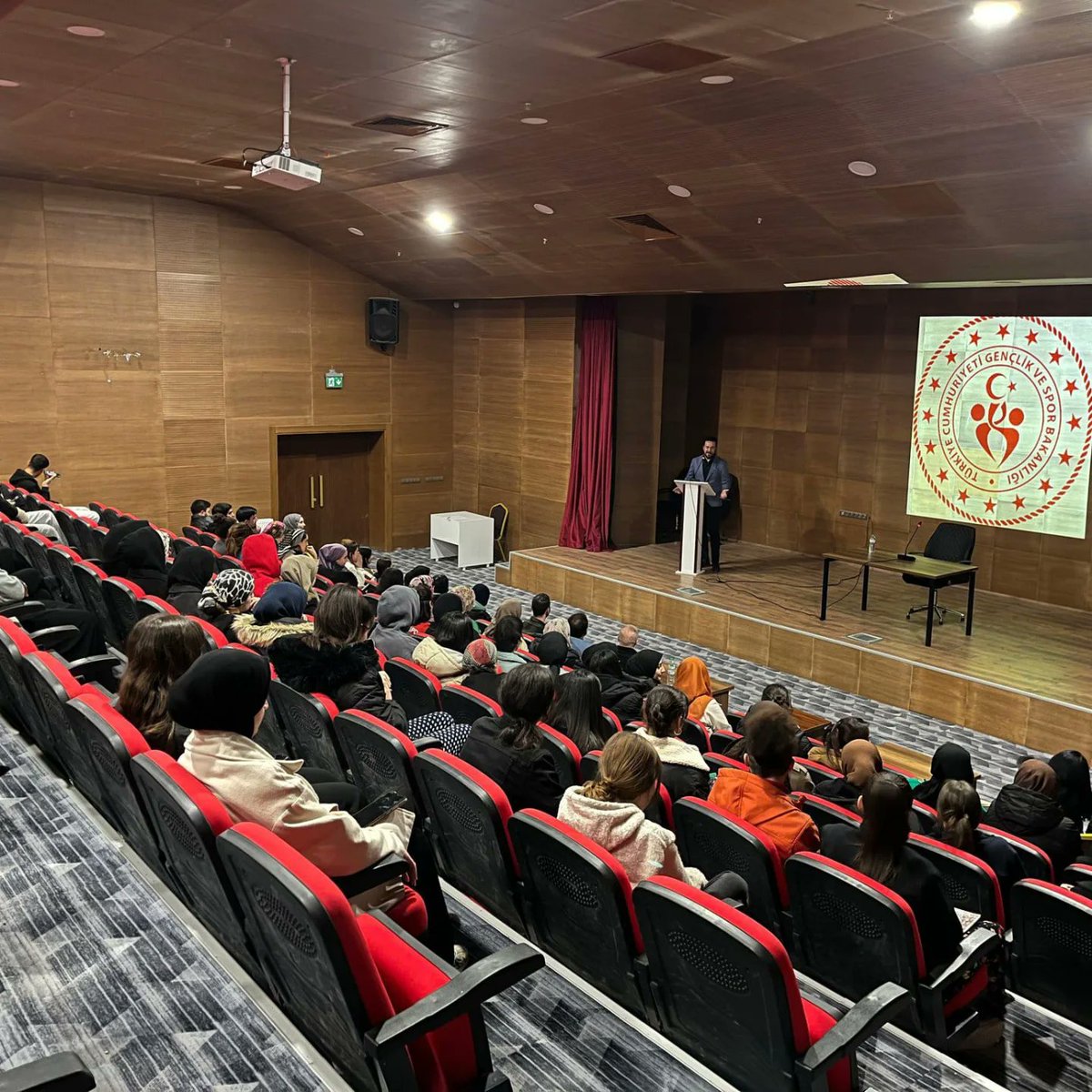 GSB_Hakkari's tweet photo. KYK yurtlarımızda kalan  öğrencilerimizin vize sınavları öncesi keyifli dakikalar geçirmeleri amacıyla İyilik Hareketi Derneğinin Genel Başkanı Sayın Kasım Alper Özdemir'in katılımıyla Söyleşi ve Şiir Dinletisi gerçekleştirildi

@OA_BAK
@gencliksporbak
@alicelik_64 https://t.co/fbMDtqQGNk
